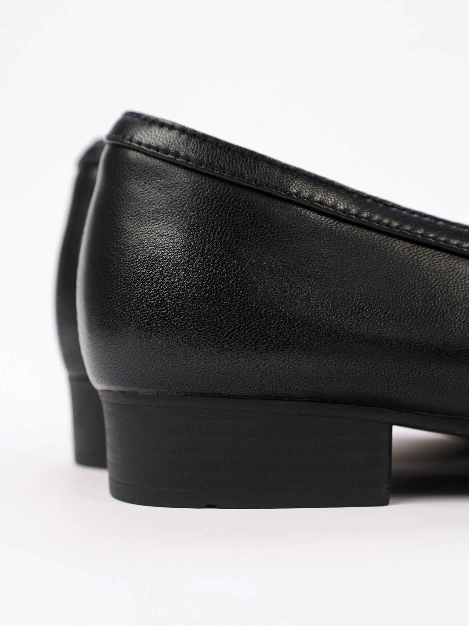 Туфли черного цвета на низком каблуке